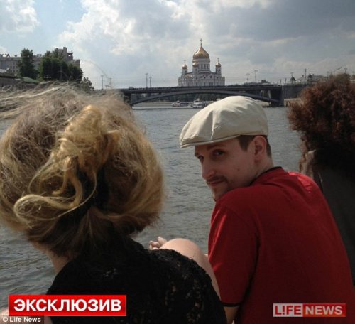 斯诺登最新照：在莫斯科乘游览船未戴眼镜（图）