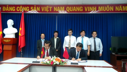 甘雪春校长（前排右一）与胡志明市国家大学所属社会科学与人文大学校长武文莲（前排左一）签订合作协议