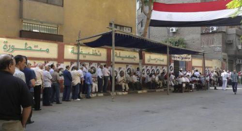 26日，埃及选民在投票站排队投票。