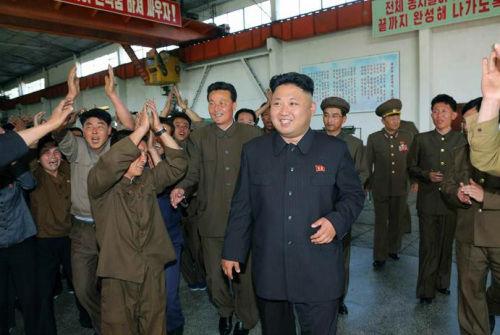 　　朝鲜最高领导人金正恩视察工厂。