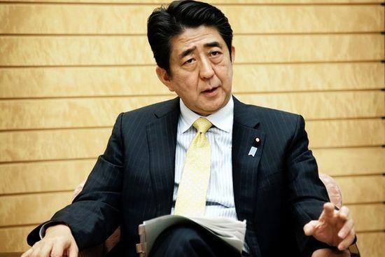 原文配图：日本首相安倍晋三上周五(23日)接受《华尔街日报》采访。