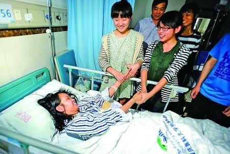 昨日，重医附属第一医院，同学们在病床前鼓励刘永芳。 记者 李化 摄