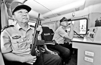 手持防暴枪的民警在车内留守 摄影/本报记者 汪震龙