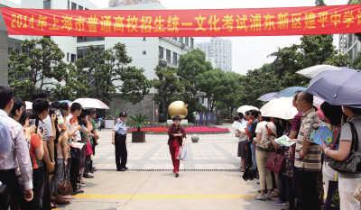 　　高考首日，第一场考试结束后，一名考生在近千家长的夹道欢迎中步出考场。