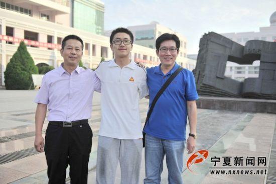 2014年高考理科第一名罗政灵(中)和他的父亲(左)以及班主任黄昌彪(右)。