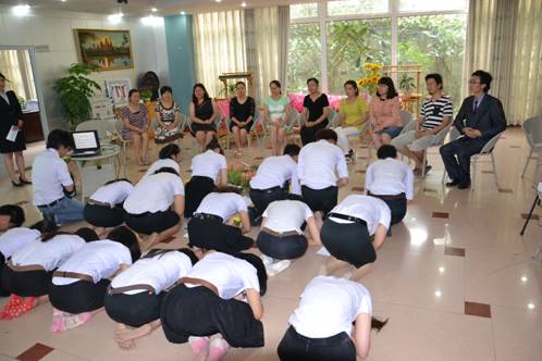 泰国甘烹碧皇家大学学生跪拜老师