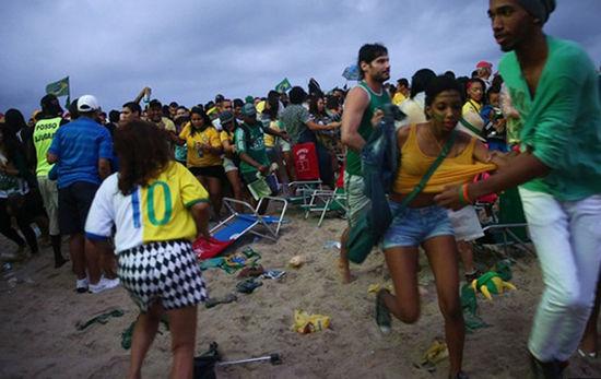 巴西世界杯惨败后暴力骚乱频发 20余人因纵火斗殴被捕(高清组图)