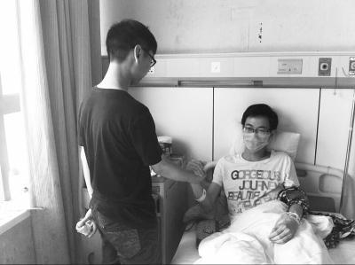 郑州18岁男孩高考后确诊白血病母亲卖房救儿