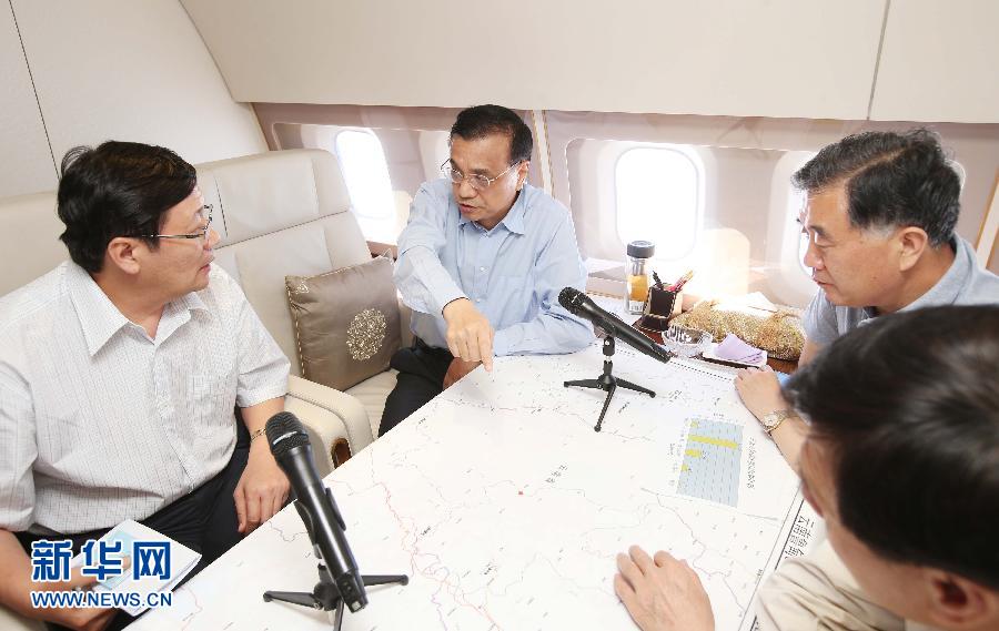 8月4日，李克强急赴云南鲁甸地震灾区，在飞机上召开会议部署抗震救灾工作。新华社记者姚大伟摄