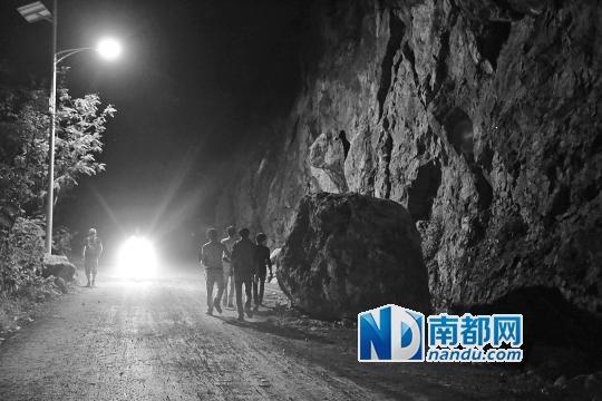 4日晚，鲁甸县城往震中龙头山镇的山路多处滑坡，路边到处可见巨石，由于交通未完全恢复，很多人徒步上下山。张志韬摄