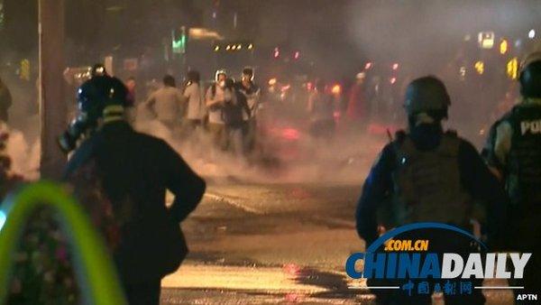 美国当地警方警告示威者，若宵禁开始前不散去将被逮捕。随后警方发烟雾弹以驱散示威者。